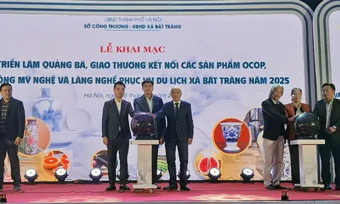 Hà Nội khai mạc Triển lãm sản phẩm OCOP và làng nghề gắn với du lịch tại Bát Tràng