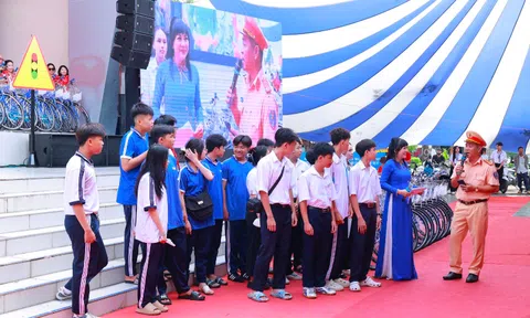 Tuyền truyền giao thông cho thế hệ trẻ qua caravan Báo Pháp luật Việt Nam lần 3