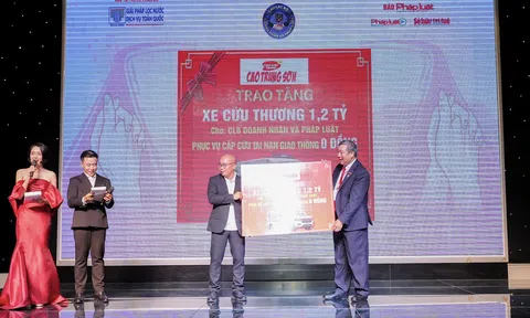 CLB Doanh nhân và Pháp luật tiếp nhận xe cứu thương trị giá 1,2 tỷ đồng