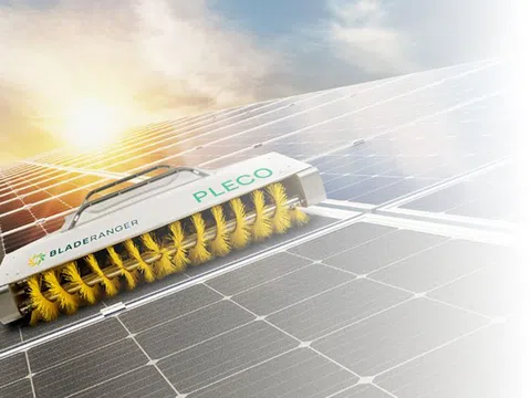 Robot vệ sinh pin Mặt Trời có thể leo dốc 45 độ