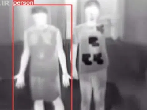 Áo choàng tàng hình 'che mắt' camera an ninh