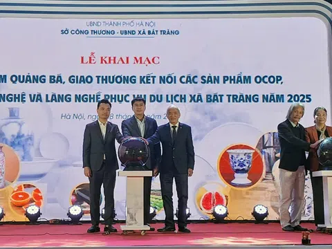 Hà Nội khai mạc Triển lãm sản phẩm OCOP và làng nghề gắn với du lịch tại Bát Tràng