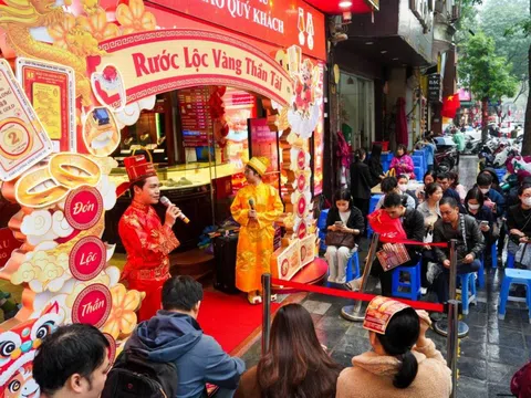 Máy bán vàng tự động "lên ngôi" trong ngày vía Thần Tài năm Bính Ngọ