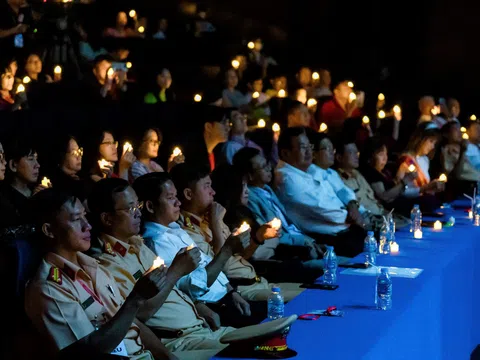 “Một chút yêu thương” lần 2 chật kín khán phòng: Những ngọn nến sẻ chia