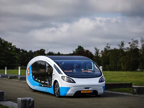 Motorhome chạy hoàn toàn bằng năng lượng mặt trời đầu tiên trên thế giới
