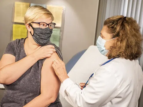 Vaccine Sputnik V cho hiệu quả cao trong phòng dịch COVID-19 ở người già