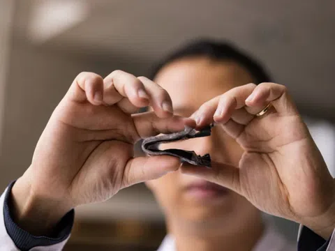 Sáng chế pin co giãn của tiến sĩ Việt gây ấn tượng với bạn bè quốc tế