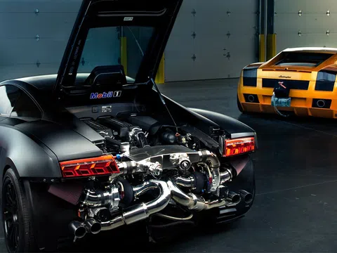 Tại sao động cơ siêu xe thường đặt ở phía sau người lái?